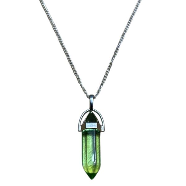 Enerji Veren Yeşil Kalem Kristal Kolye - Şans, Huzur ve Büyüleyici Şıklık